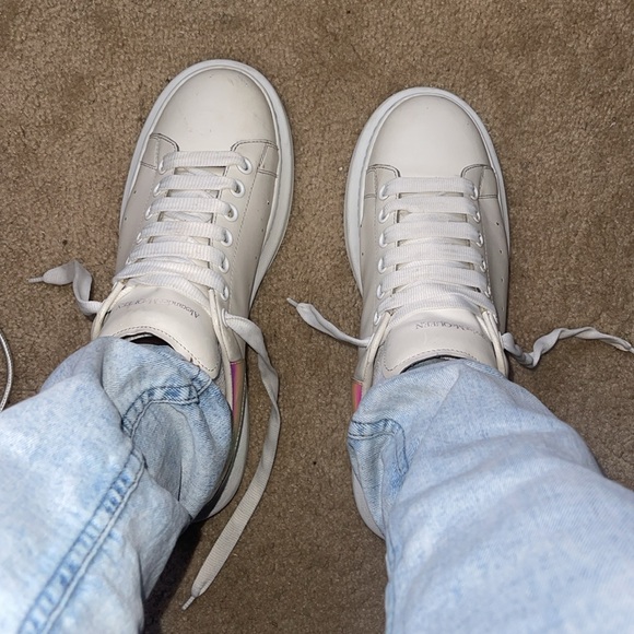 Alexander McQueen oversized sneaker in white/shock pink - Picture 12 of 13